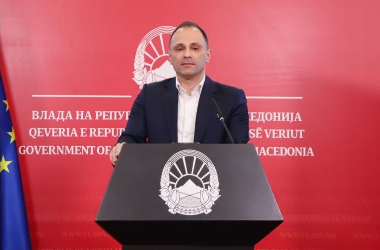 Македонският здравен министър Венко Филипче на пресконференция в Скопие.