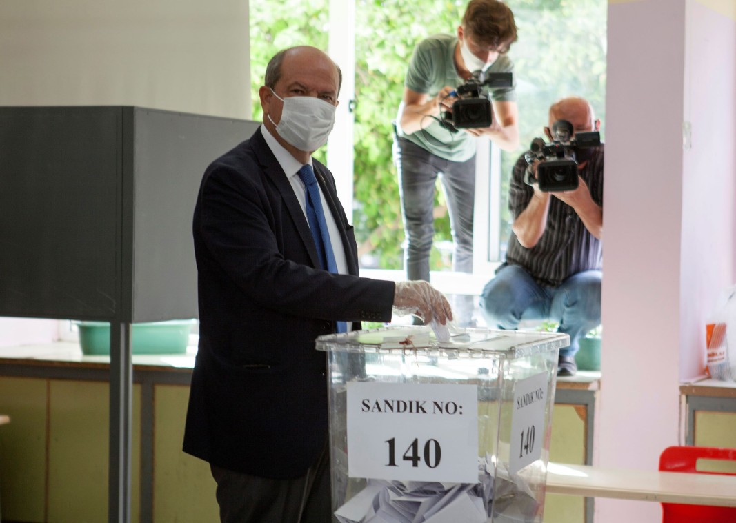Премиерът на СКТР Ерсин Татар гласува на изборите