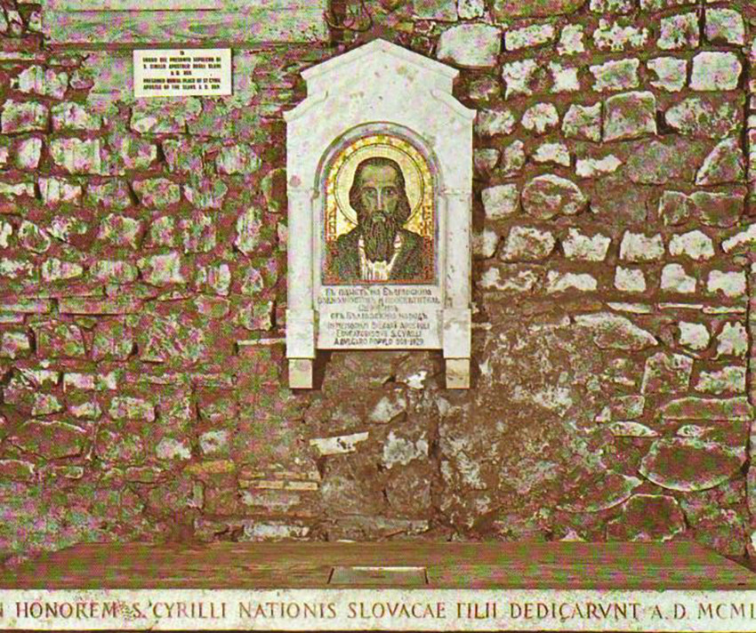  България първа слага паметна плоча над хипотетичният опразнен гроб на Св. Кирил. 