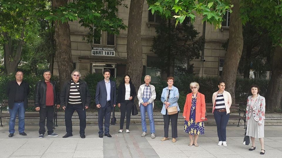 Любомир Илиев и част от екипа на Народно читалище 
