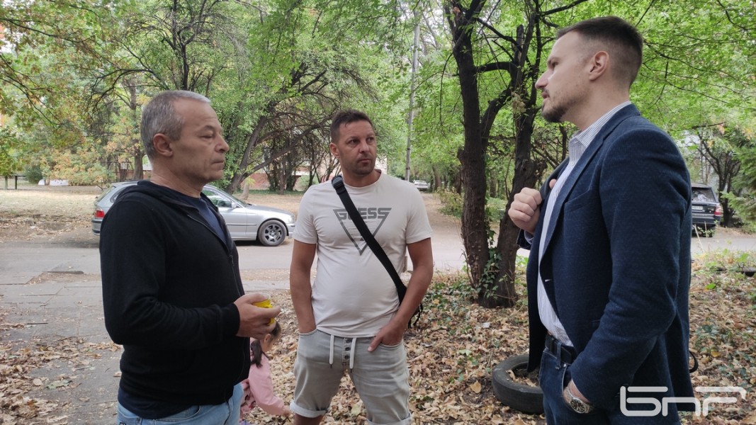 Районният кмет Кристиян Христов разговаря с Павел Коритаров и Галин Георгиев