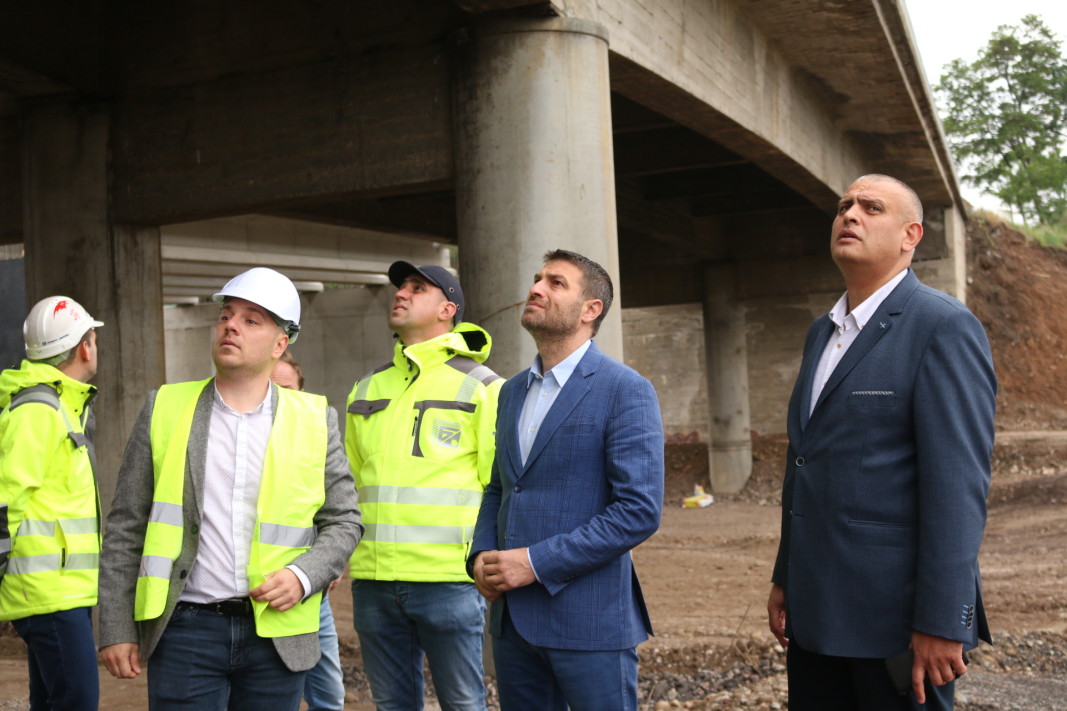 Шефът на АПИ Георги Терзийски и заместник кметът по транспорта Кристиян Кръстев направиха инспекция на обекта