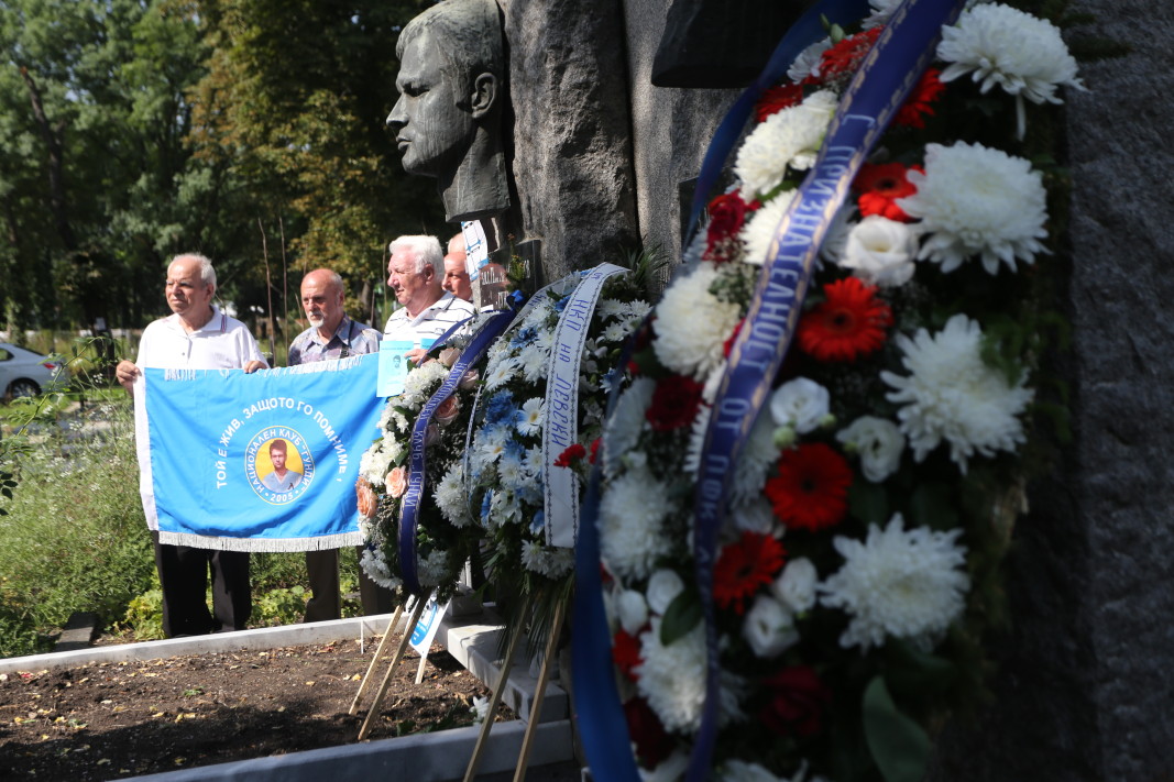 На Централните софийски гробища ръководство, служители, ветерани и привърженици на Левски поднесоха венци и цветя за 50-годишнината от смъртта на Георги Аспарухов-Гунди и Никола Котков.