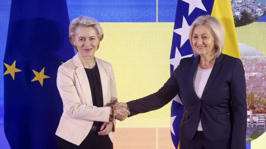 La présidente de la Commission européenne Ursula von der Leyen et la première ministre de Bosnie-Herzégovine Borjana Kristo