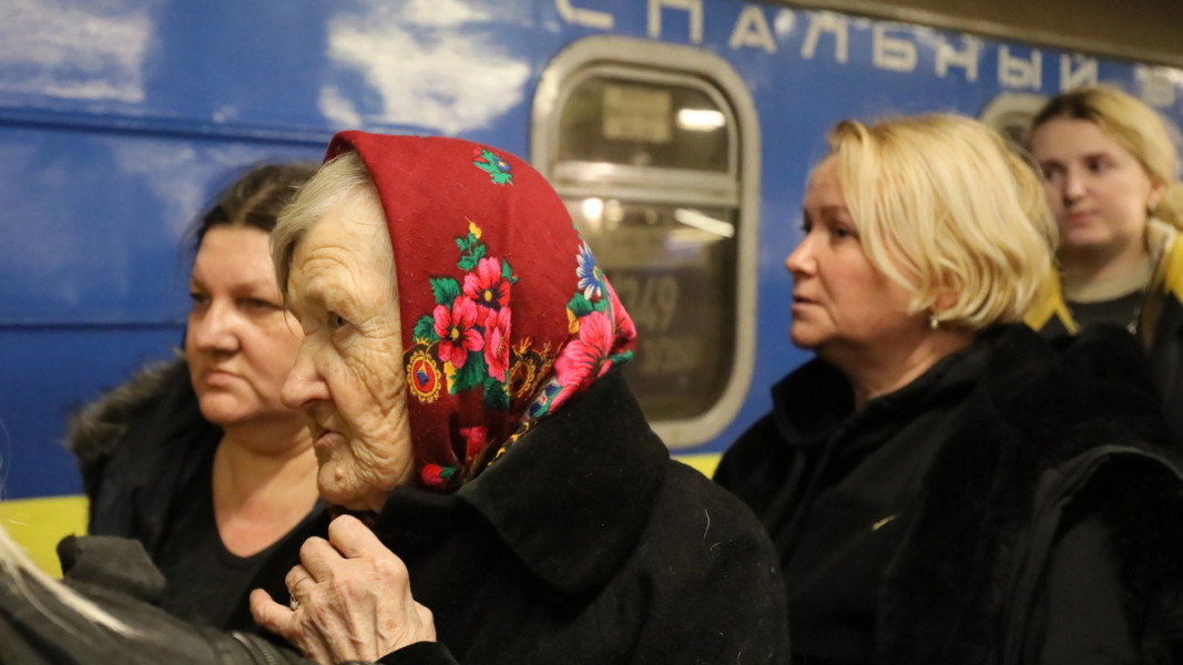 Стотици бежанци напускат Украйна, 27 февруари 2022 г. Снимка: ЕПА/БГНЕС
