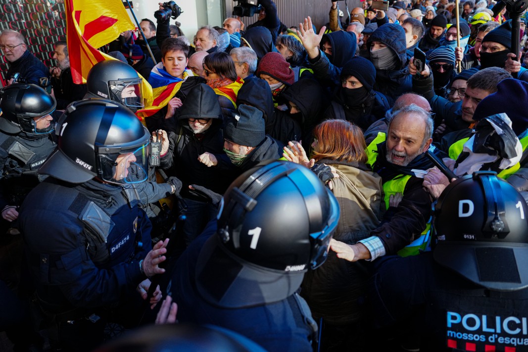 Стигна се до сблъсъци на желаещите референдум за независимост на Каталуня с полицейски служители за борба с безредиците по време на митинг, свикан от Комитетите за защита на републиката (CDR) по време на среща на върха в Барселона, Испания, 19 януари 2023 г./ЕПА/БГНЕС