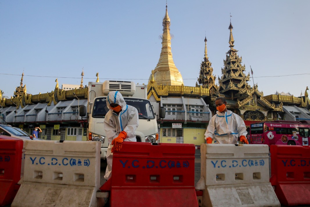 Работници премахват барикади на централен площад в най-големия град в Мианма - Янгон