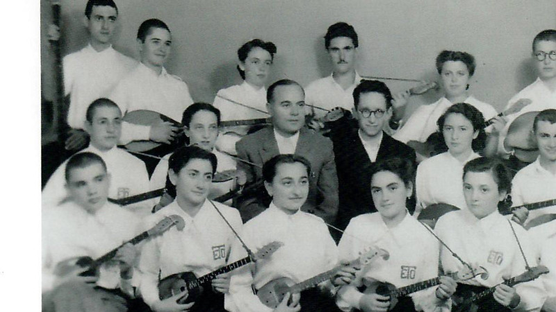 Тамбурашкият оркестър, в който свири Мордехай Бар Акива (на най-горния ред вторият отляво) докато е във Видин.