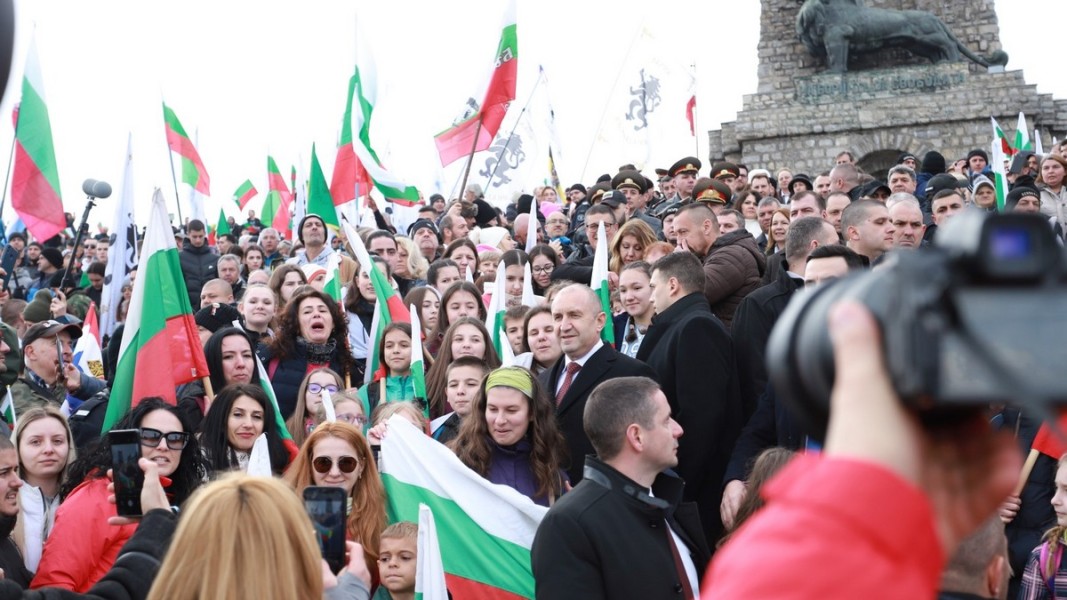 Президентът Румен Радев сред множеството на Шипка, 3 март 2024 г.  Снимка: БТА