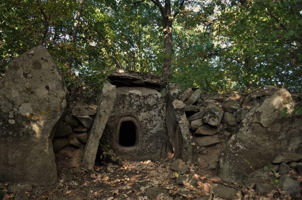 Дольмен в местности Корубата в горах Странджа, датированный VІІІ-VІІ вв. до н.э.