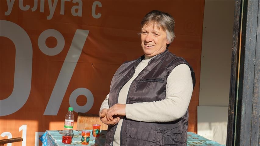 Кметският наместник Венета Тодорова работи и в селското магазинче.