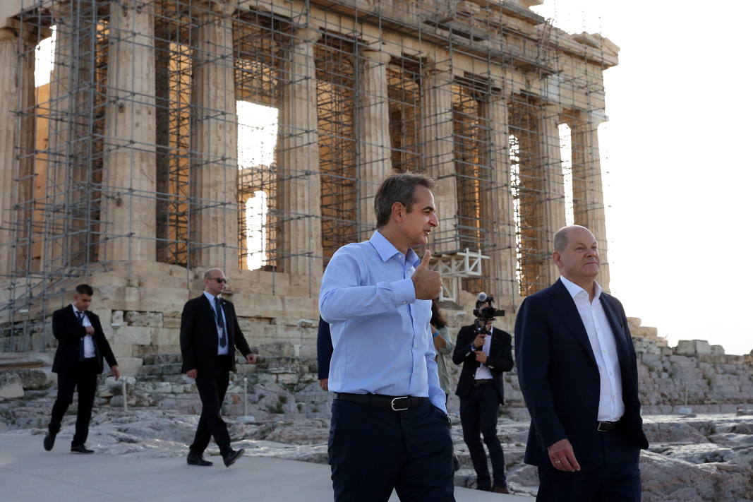 Гръцкият министър-председател Кириакос Мицотакис и германският канцлер Олаф Шолц посетиха Акропола в Атина, 27 октомври 2022 г. Шолц е на официално двудневно посещение в Атина/Снимка: ЕПА/БГНЕС