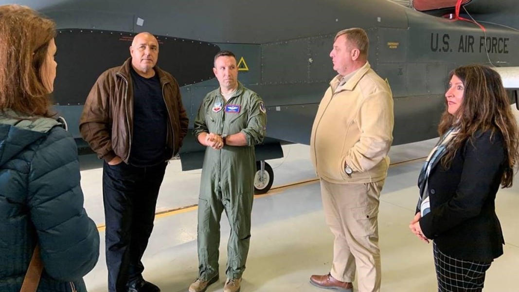 Премиерът Борисов и ръководената от него делегация се отправиха към самолетоносача “Хари С. Труман” от авиобазата в Сигонела, Италия.