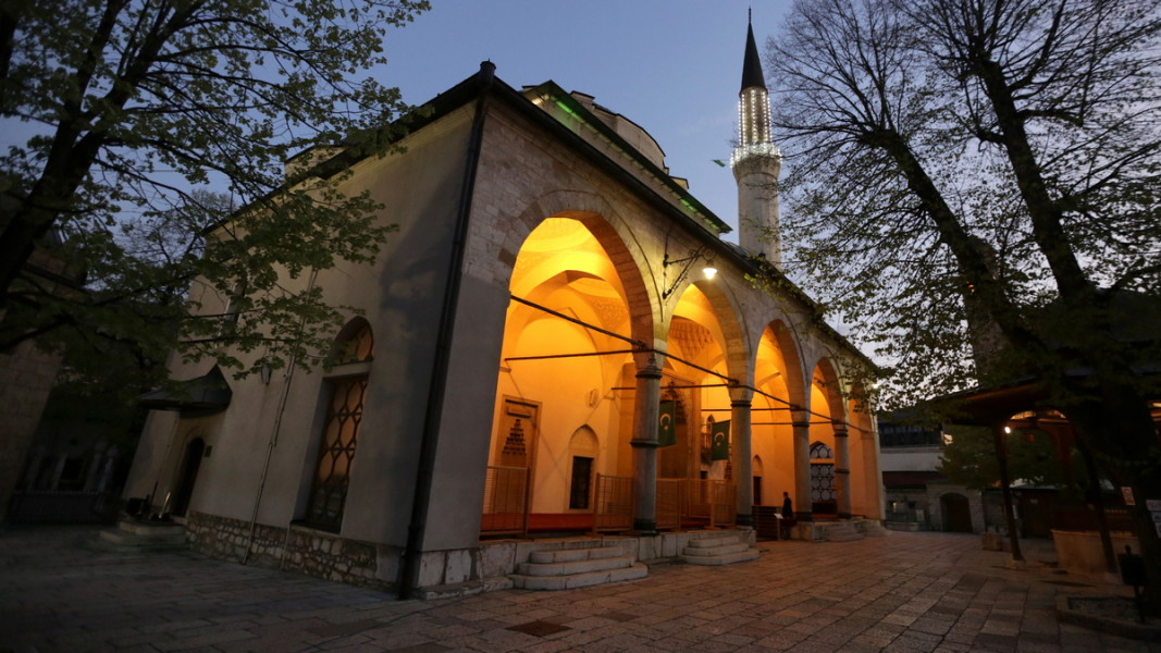 Джамията „Гази Хусрев бей“ в историческата част на Сараево. Снимка: ЕПА/БГНЕС