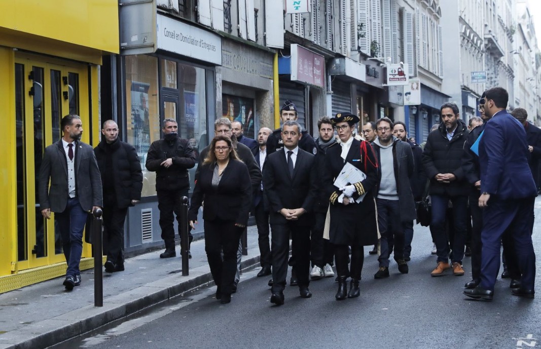 Френският вътрешен министър Жералд Дарманин е на мястото на смъртоносната стрелба