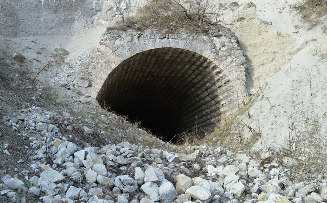 Тунелът при Деве баир, от периода 1941-1944 г. Снимка: доц. Ангел Джонев
