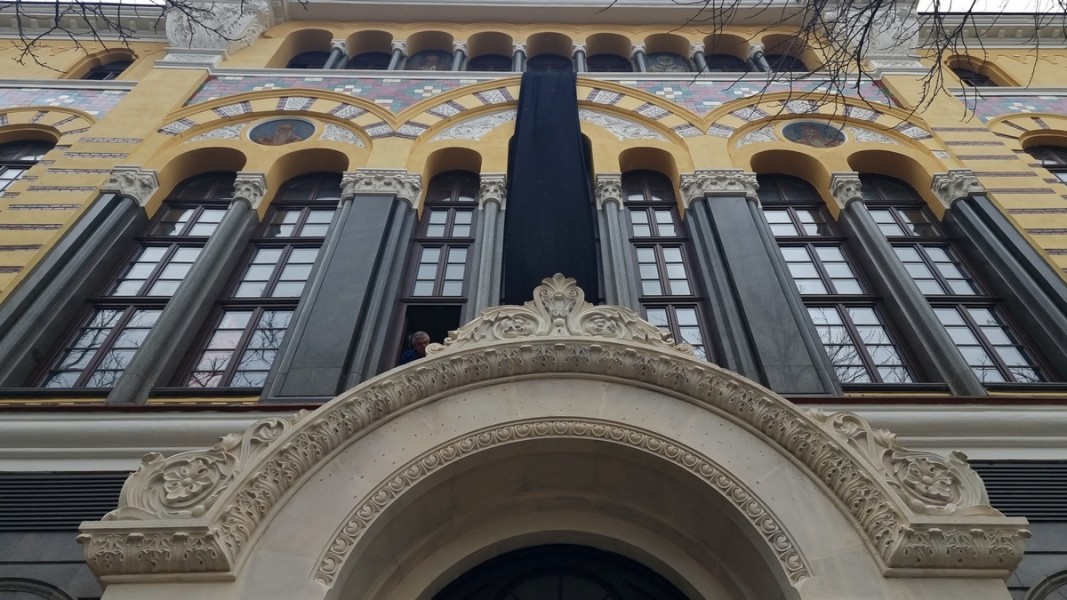 Траурен флаг е спуснат върху сградата на Богословския факултет в София след кончената на патриарх Неофит Снимка: БТА