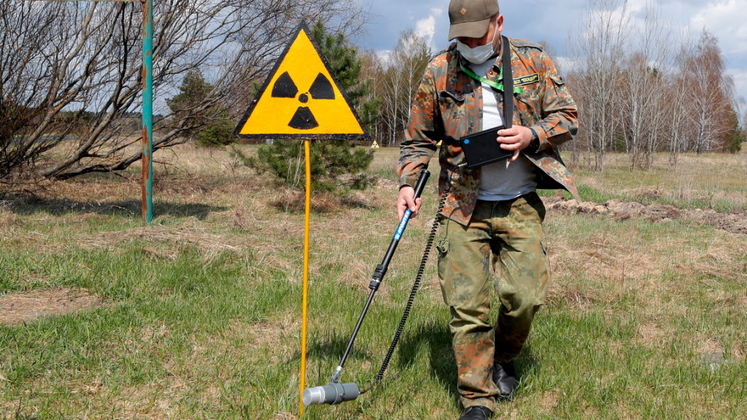 Служител замерва радиационните нива в зоната на Чернобил, 22 април 2021 г. Снимка: ЕПА/БГНЕС