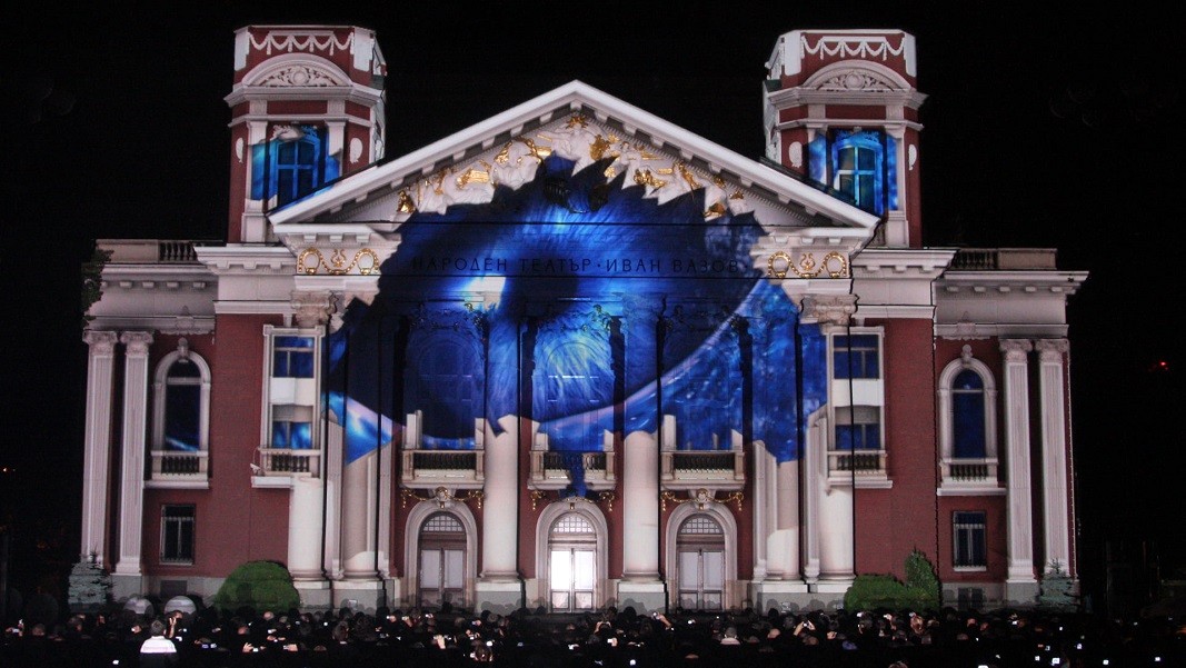 Bulgaristan'da bina üzerindeki ilk 3D mapping, 2011'de İvan Vazov Halk Tiyatrosu'nun neoklasik cephesi üzerine yapıldı