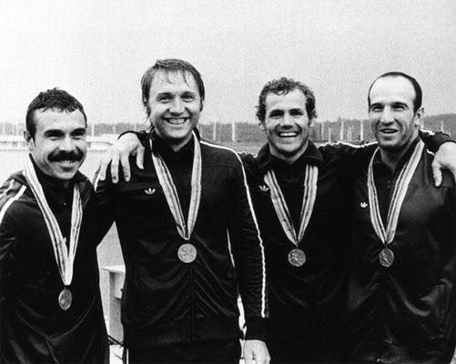 Ivan Manev (i pari nga e djathta në të majtë), bashkë me ekipin me të cilin ka fituar medaljen e artë të kanotazhit me kajak (1000 metra) në Lojërat Olimpike në Moskë në vitin 1980.