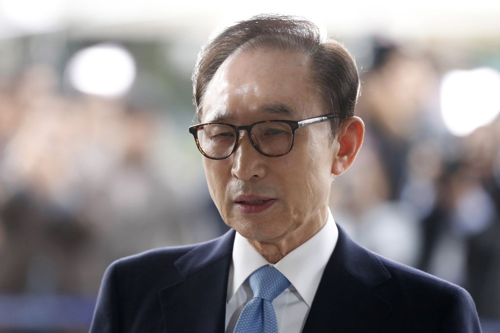 Бившият южнокорейски президент И Мюн-бак днес бе осъден на 15