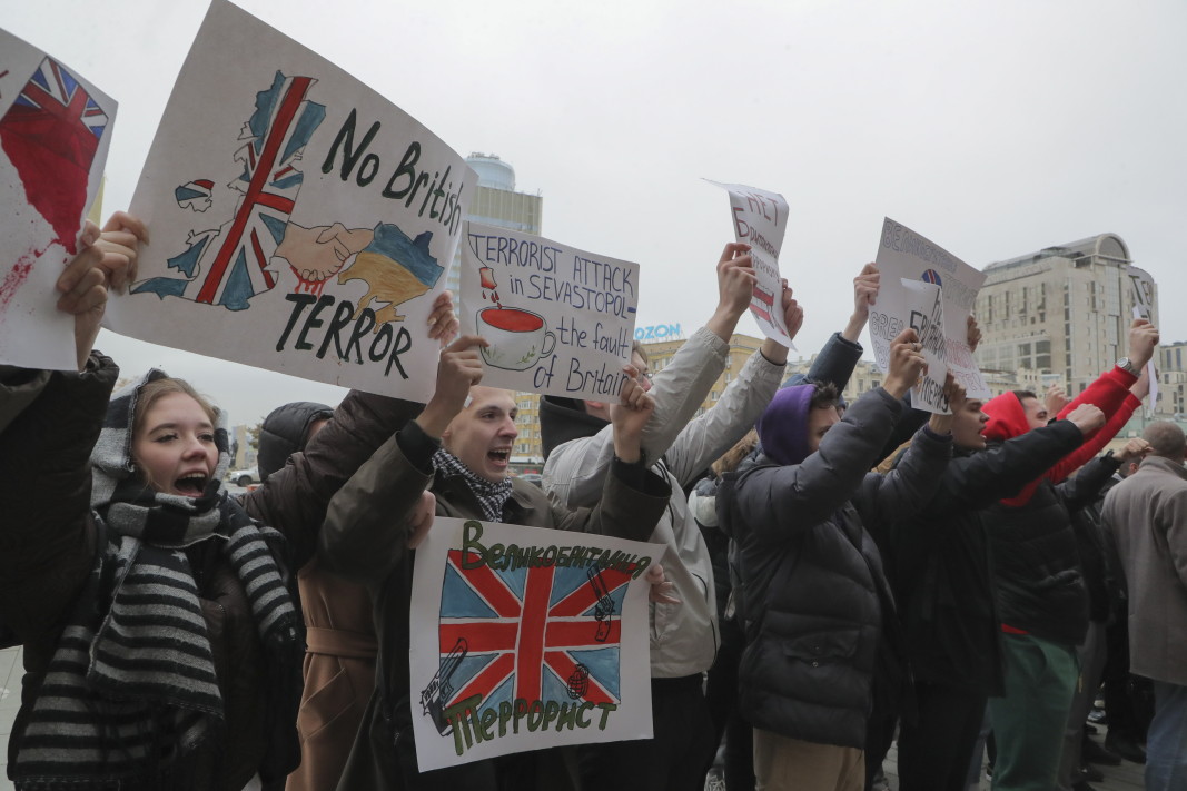 Протестиращи московчани с плакати с надписи: Без британски терор. Великобритания е терорист. Терористичната атака в Севастопол е по вина на Великобритания, пред външното министерство в Москва посрещнаха британският посланик, която беше извикана в дипломатическото ведомство - 3 ноември 2022 г./ Снимка: ЕПА/БГНЕС