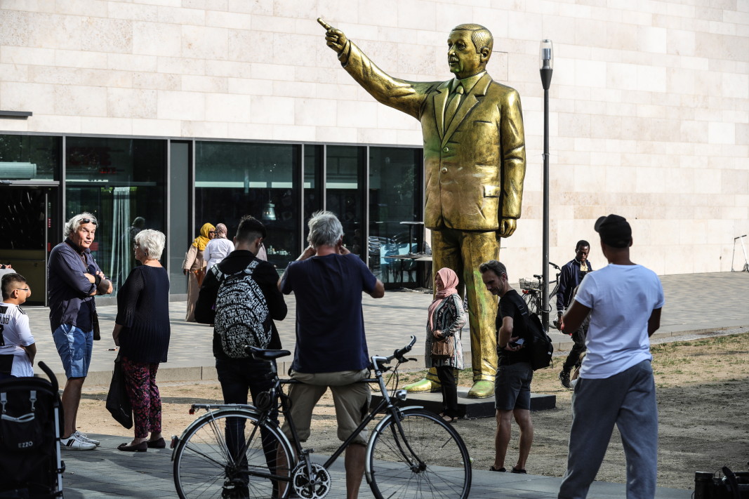Четириметрова златна статуя на турския президент Реджеп Тайип Ердоган, която