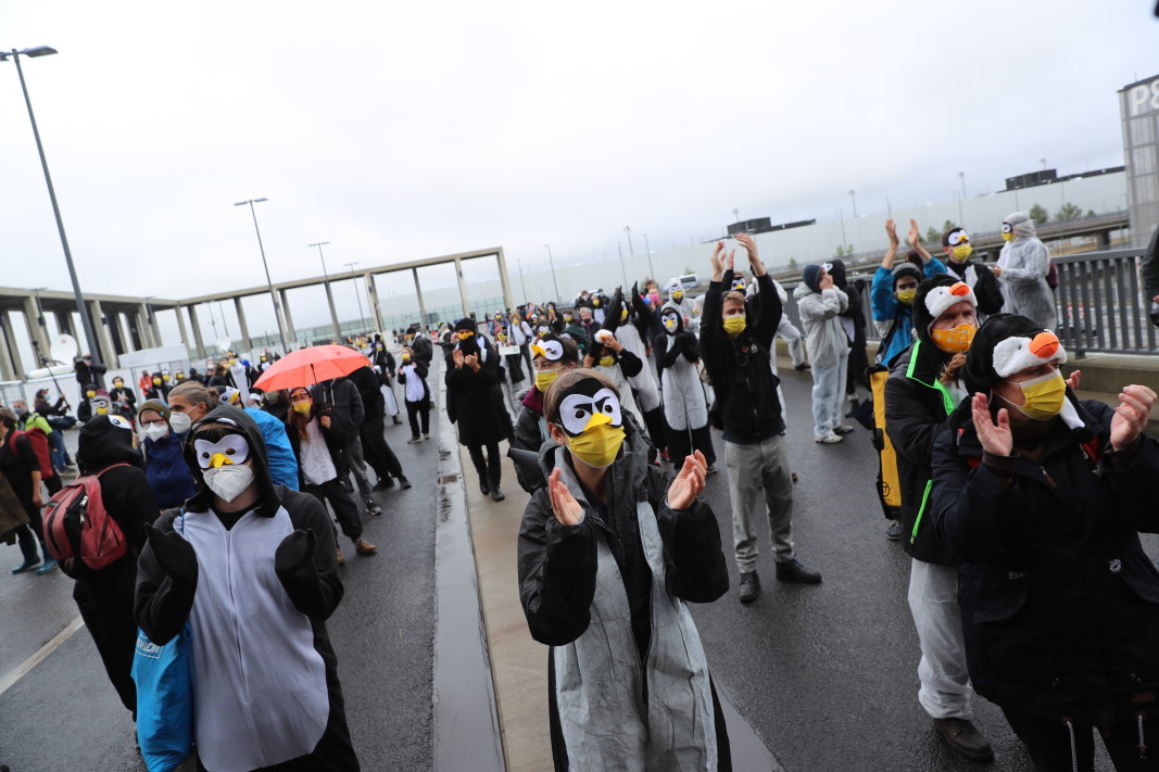 Протест на екоактивисти съпроводи старта на новото летище. ЕПА/БГНЕС