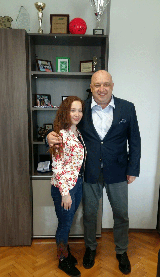 Selin Ali con el пinistro de Juventud y Deporte, Krasen Kralev