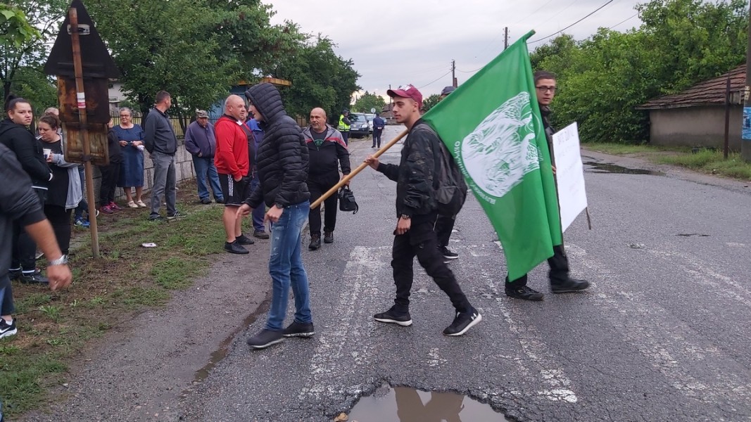 Пореден протест заради лошото състояние на третокласния път между селата Обручище и Мъдрец