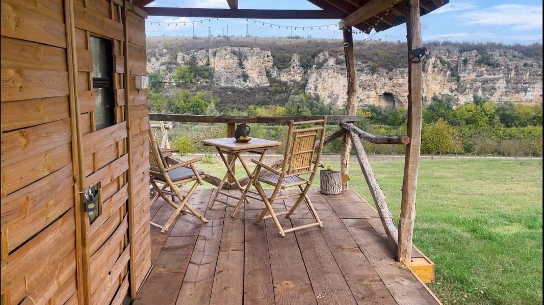 In der Nähe gibt es Gästehäuser und einen neuen Campingplatz