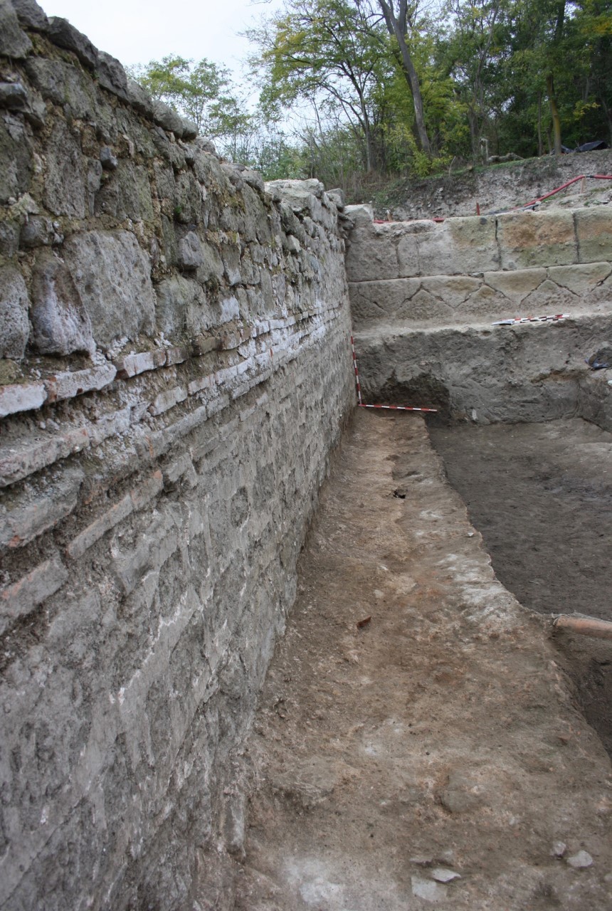 Новоразкритата част от стената между каптажа и аподитериума