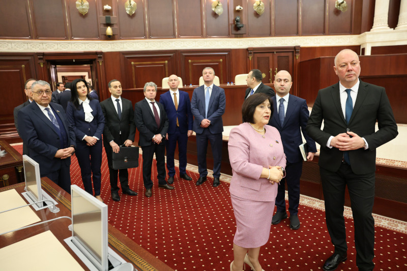 Желязков със Сахиба Гафарова (вдясно) и българската делегация в Баку/пресцентър на НС