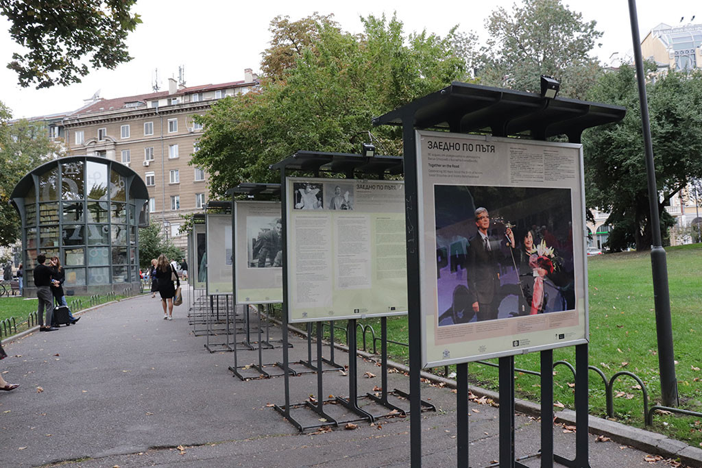 Снимка на изложбата „Заедно по пътя“ в Градската градина пред Народен театър „Иван Вазов“, фотограф Мариана Ангелова, архив БНФ
