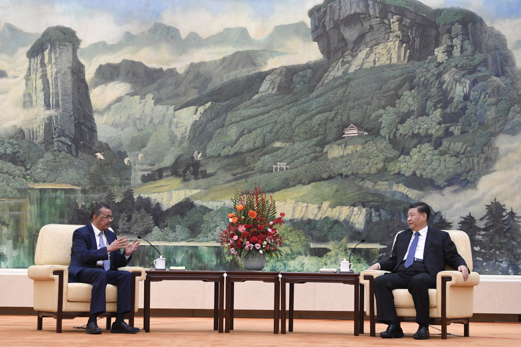 Китайският лидер Си Цзинпин с шефа на СЗО Тедрос Гебрейесус. Снимка: ЕПА/БГНЕС