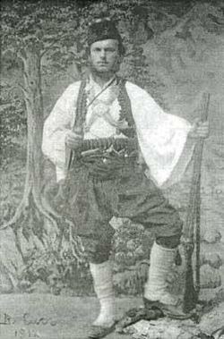 Владимир Сис в македонска носия през 1912 г. Снимка Уикипедия