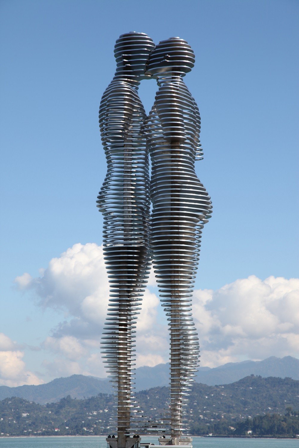Металната скулптура Али и Нино в Батуми. Снимката е предоставена от посолството на Грузия
