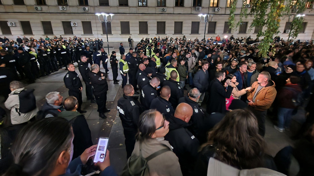 Протест и контрапротест съпътстват второто представление на пиесата на Бърнард Шоу в Народния театър, 8 ноември 2024 г.   Снимка: БТА