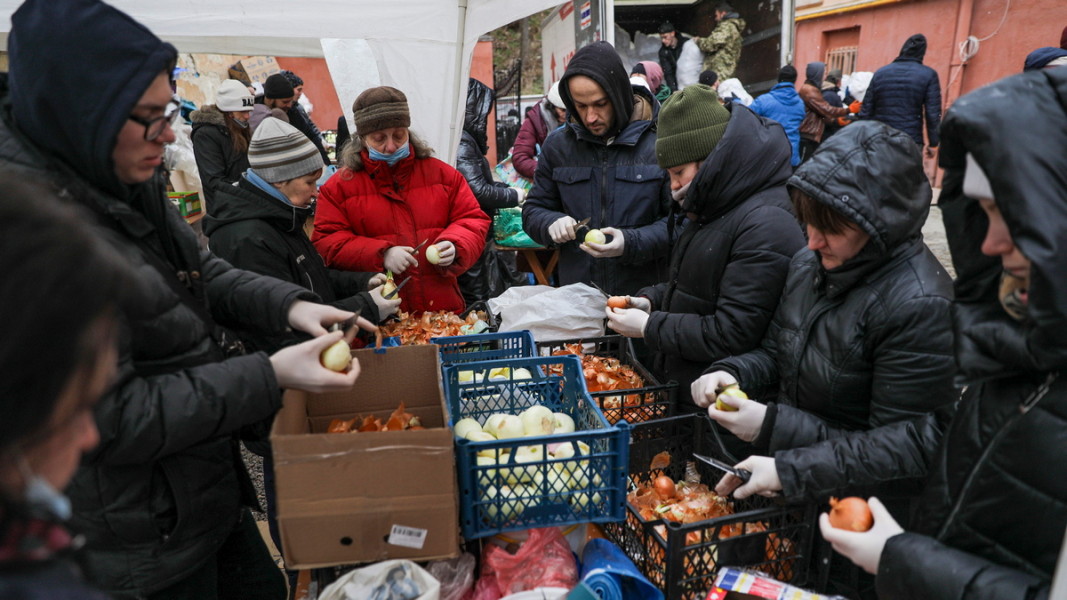 Доброволци приготвят продукти за храна на отбраняващите столицата Киев, 7 март 2022 г. Снимка: ЕПА/БГНЕС