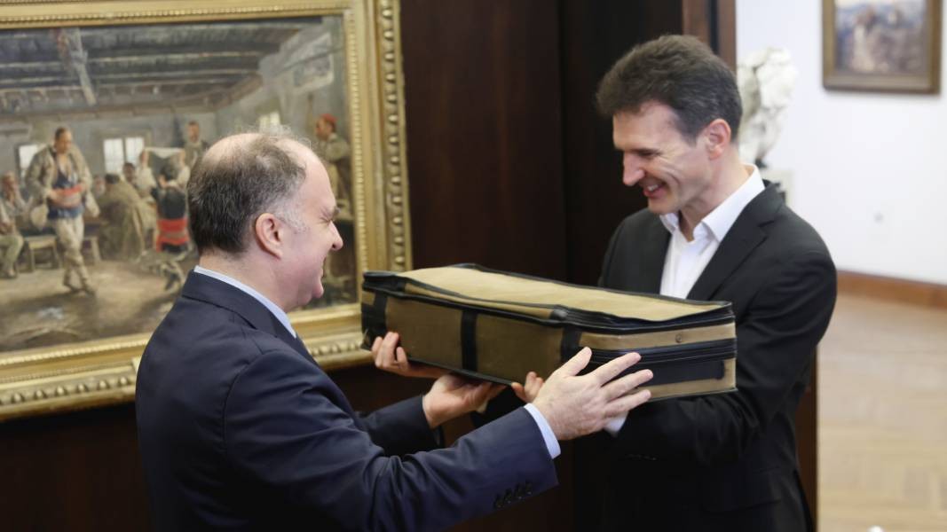 Nayden Todorov presents the Stradivarius violin (1716) to Svetlin Roussev