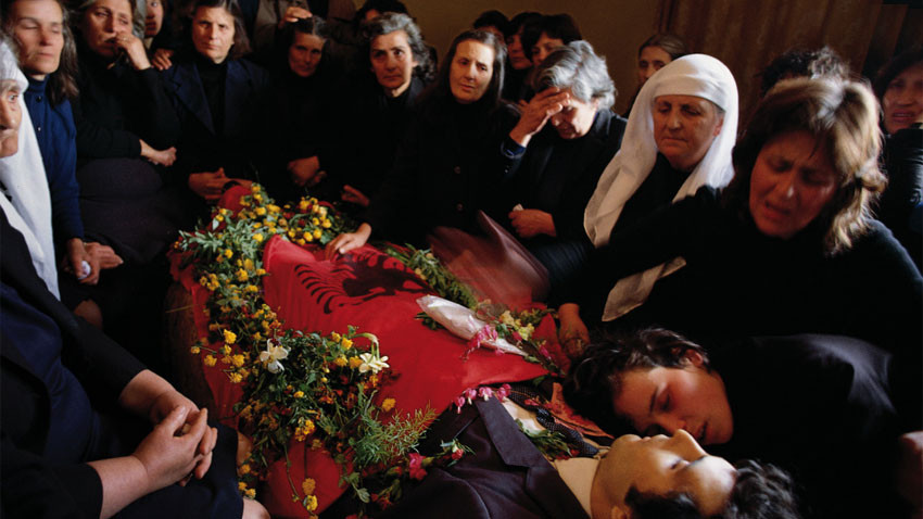 Ceremonia e varrimit të Arben Brocit të vrarë më 2 prill 1991 në Shkodër