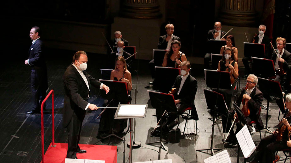 Рикардо Шайи дирижира Оркестър на Миланската скала