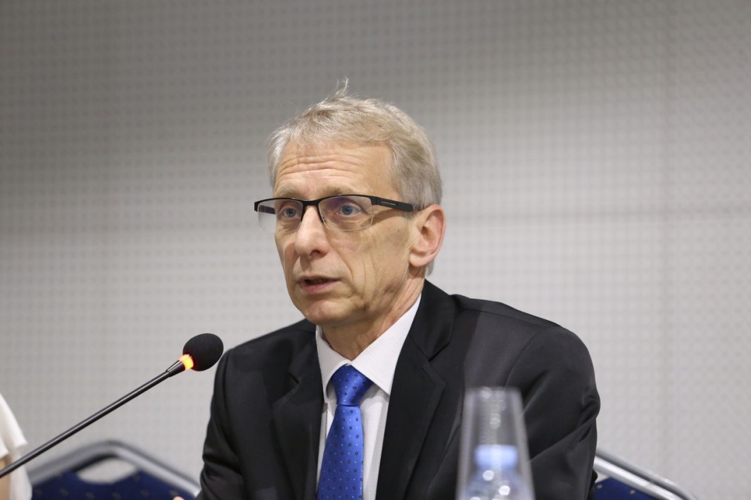  Служебният образован министър Николай Денков на разискването. Снимка БГНЕС 