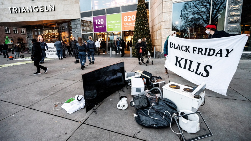 Инсталация на екоактивисти в шведския град Малмьо, озаглавена „Черният петък убива“. 27.11. 2020 г. Снимка: ЕПА/БГНЕС
