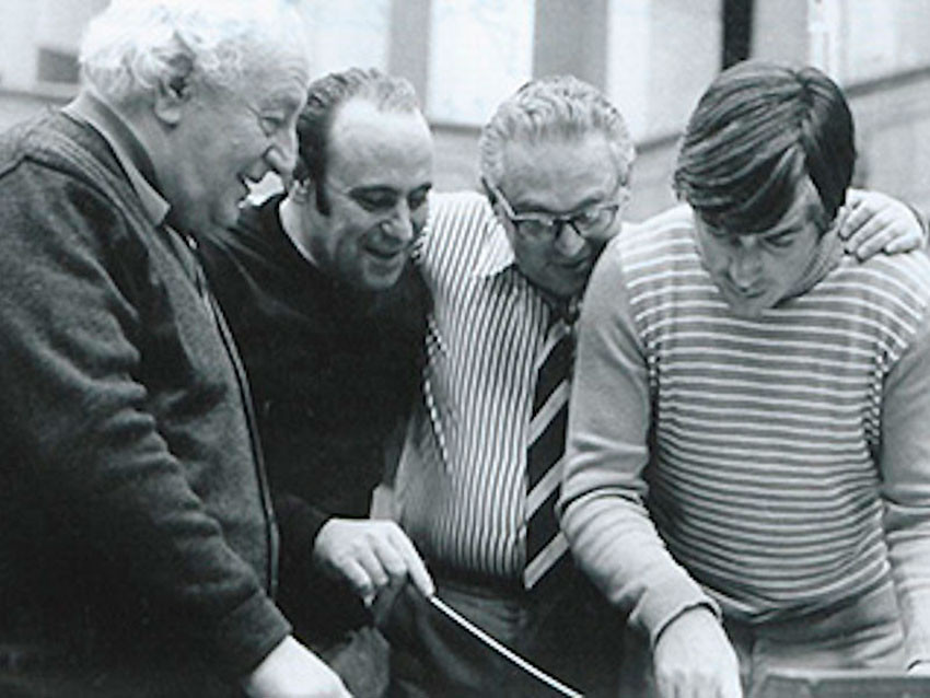Панчо Владигеров, Александър Владигеров, тонрежисьорът Стефан Владков и пианистът Тео Мусев по време на репетиция в Първо студио на БНР (отляво надясно)