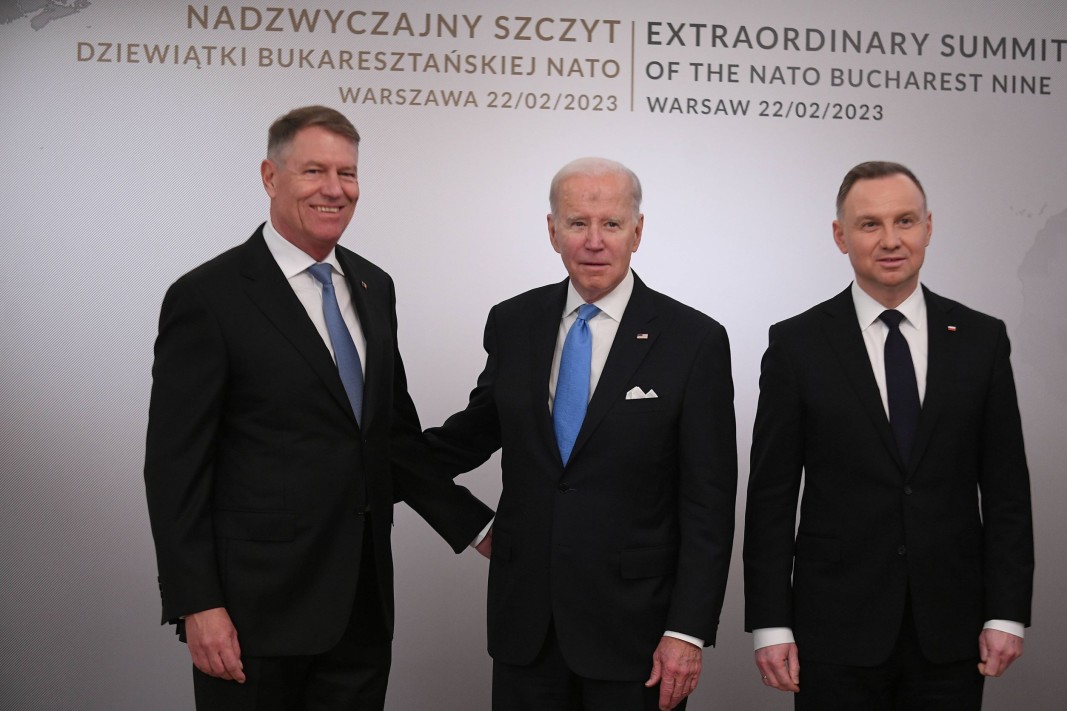 Отляво надясно - президентите на Румъния Клаус Йоханис, на САЩ - Джо Байдън и на Полша - Анджей Дуда по време на срещата на Б-9 във Варшава - 22 февруари 2023