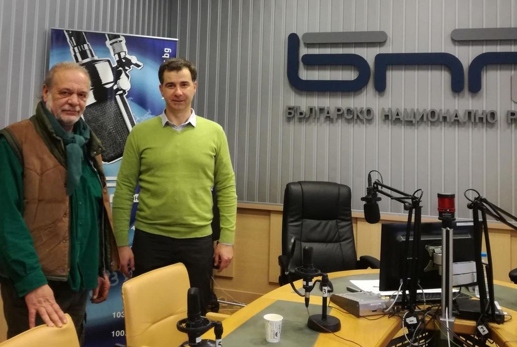 Евгений Дайнов (вляво) в студиото на „Неделя 150“ с водещия Явор Стаматов.