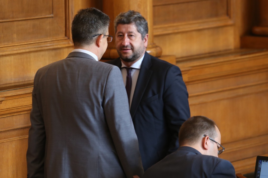 Пламен Николов (в гръб)  разговаря с Христо Иванов в Народното събрание - 4 август 2021 г.