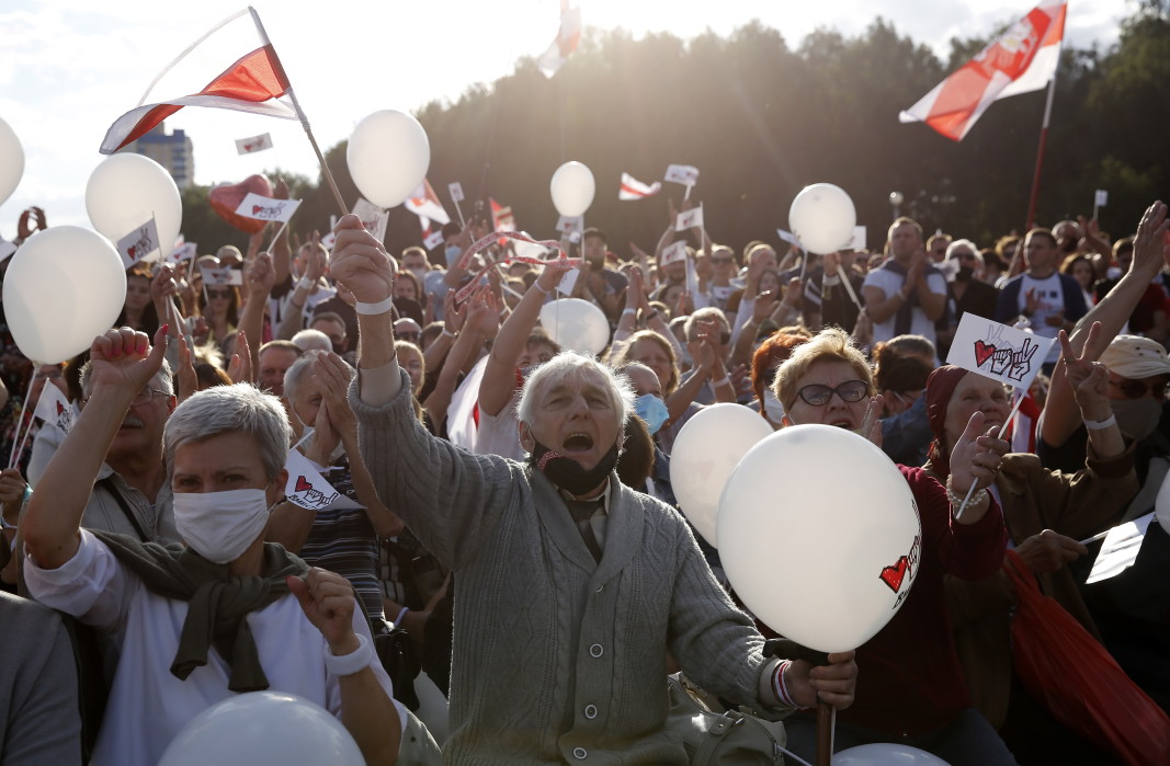 Хората присъстват на митинг на кандидата за президент на Беларус от опозицията Светлана Тихановская в Минск