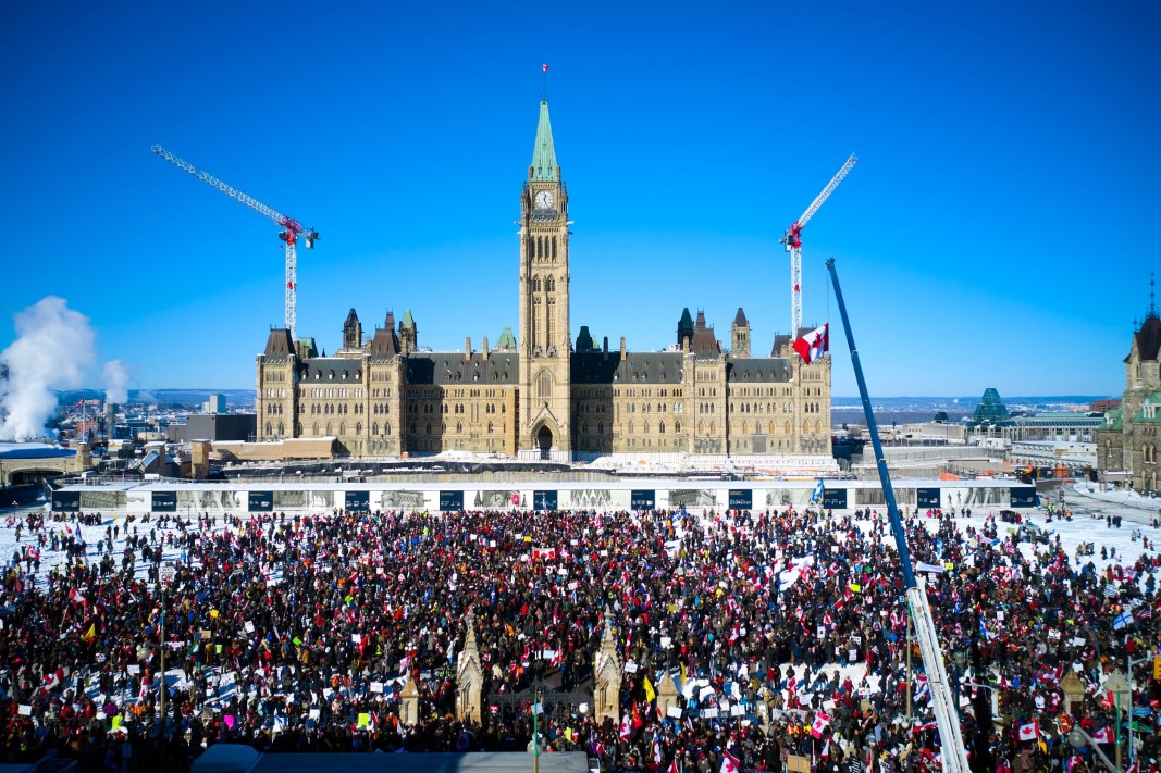 Тълпа от участници в протеста на т.нар. Конвой на свободата пред парламента в канадската столица Отава
